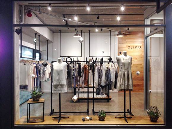 長沙服裝店裝修中服裝展柜如何陳列吸引客戶？
