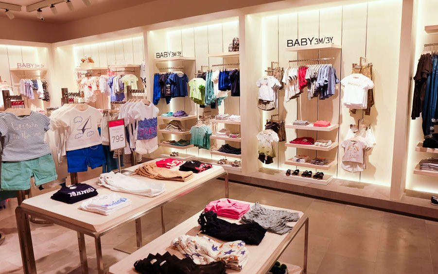 Mango兒童服裝店展示