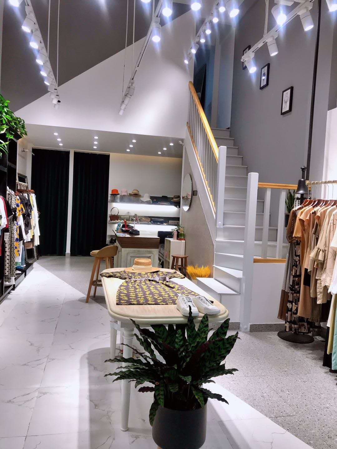 50°灰女裝店過道
